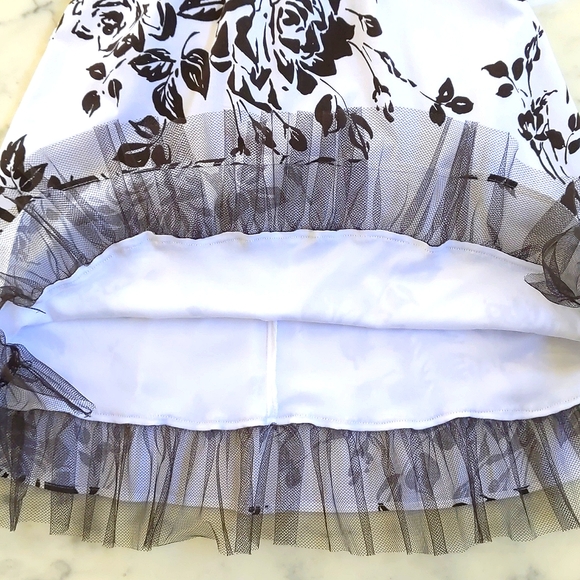 NWOT. Junior Sleeveless Floral Ruffled Edge Dress with padding and lining. - Picture 5 of 8